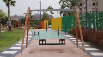 Parques para niños y parques para perros. Busca las diferencias